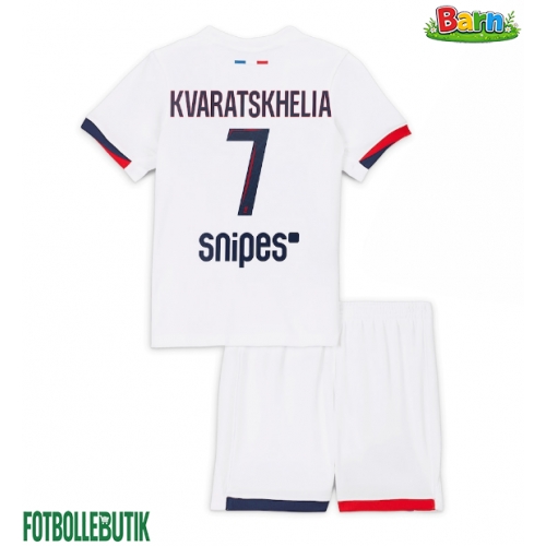 Paris Saint-Germain Khvicha Kvaratskhelia #7 Bortaställ Barn 2025-26 Kortärmad (+ Korta byxor)